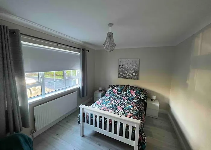 Cosy 4 Bed Bungalow In Quiet Residential Area!