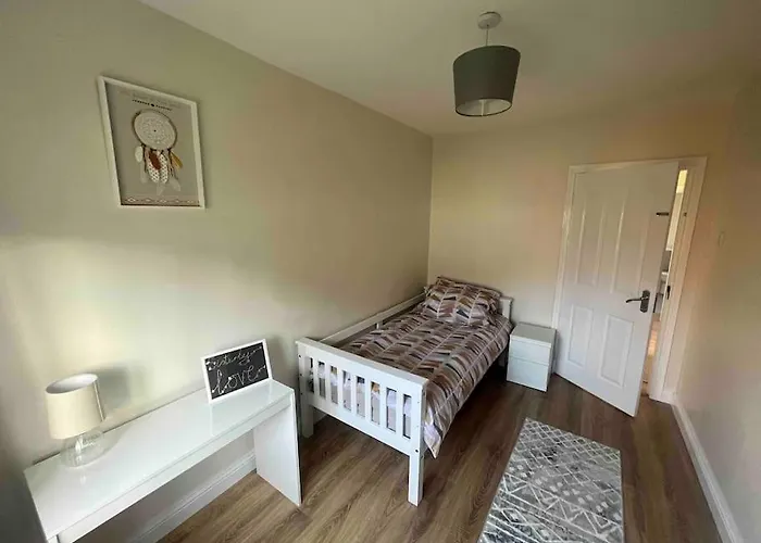 Cosy 4 Bed Bungalow In Quiet Residential Area!