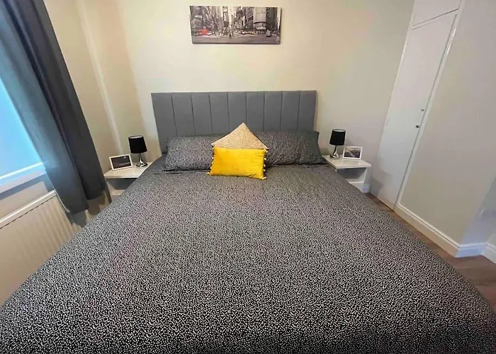 Cosy 4 Bed Bungalow In Quiet Residential Area!