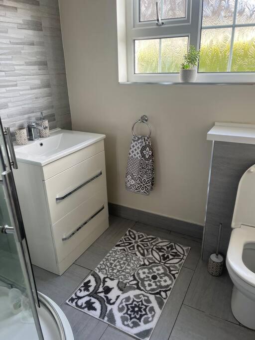 Cosy 4 Bed In Quiet Residential Area! Apartment *