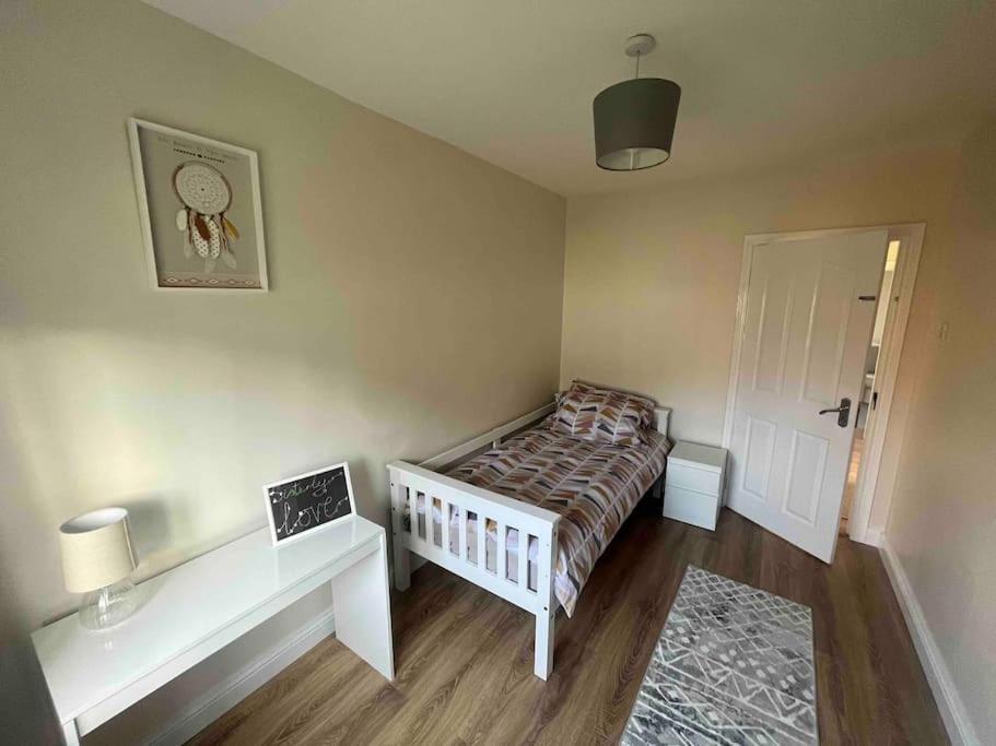 Cosy 4 Bed In Quiet Residential Area!
