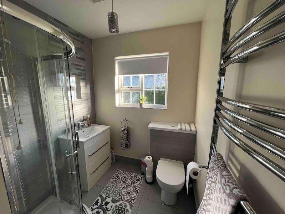 Cosy 4 Bed In Quiet Residential Area! Apartment *